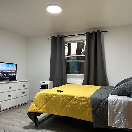 Serene Full Bed With 50 Inch Smart Tv, Netflix, Airplay, Mini-Fridge, And 500 Mbps Wifi Near Fiu, Dolphin Mall, Airport Miami Esterno foto