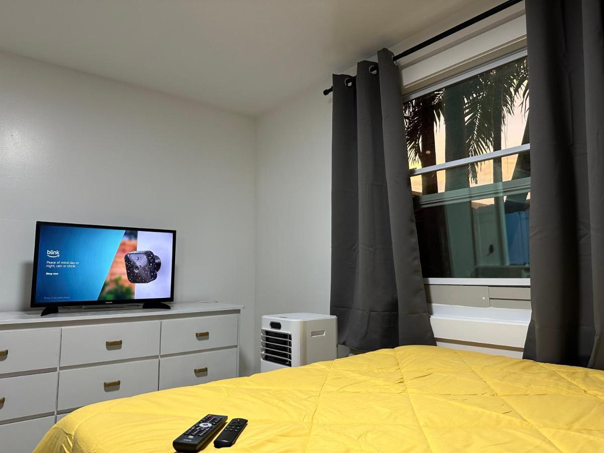 Serene Full Bed With 50 Inch Smart Tv, Netflix, Airplay, Mini-Fridge, And 500 Mbps Wifi Near Fiu, Dolphin Mall, Airport Miami Esterno foto